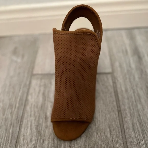 Steve Madden Brown suede chunky block heel with side zipper - Picture 2 of 5